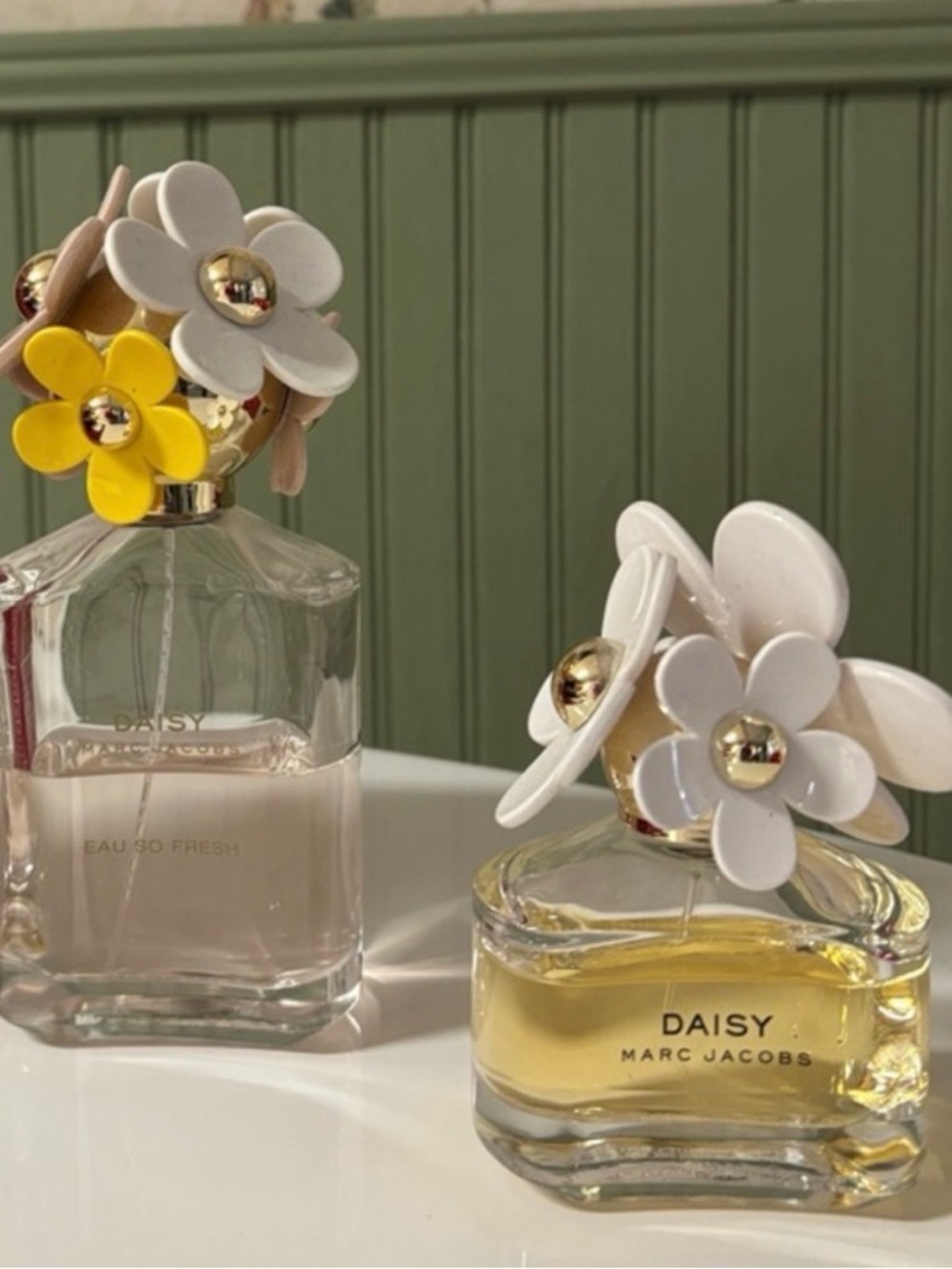 Marc Jacobs Daisy Duo with White and Yellow Flower Caps perfume